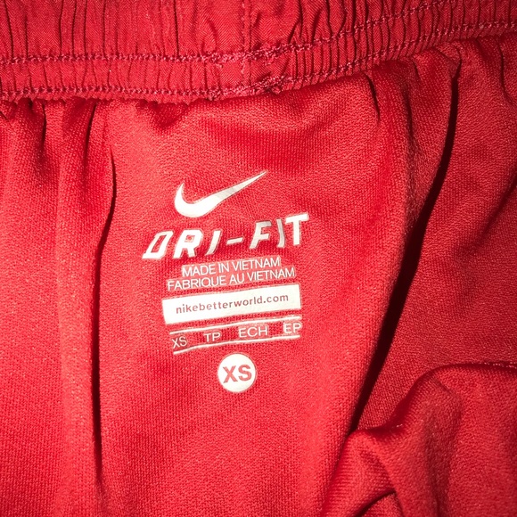 ❤️RED NIKE SHORTS IN PERFECT CONDITION ❤️ - Picture 3 of 3